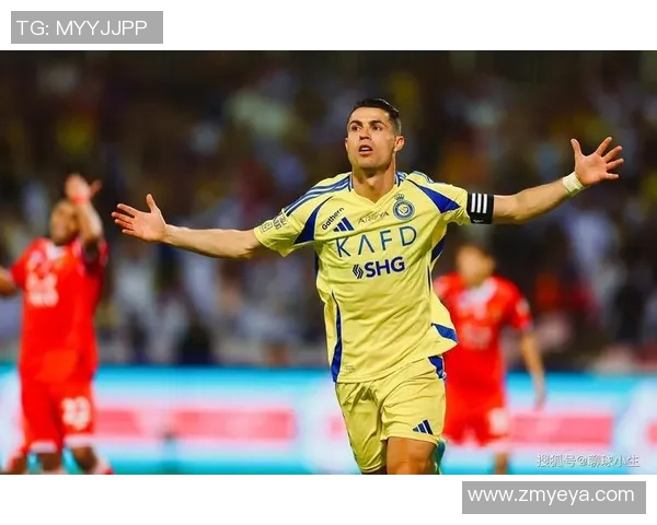 实拍足球明星日常走路瞬间展现真实生活状态与独特魅力